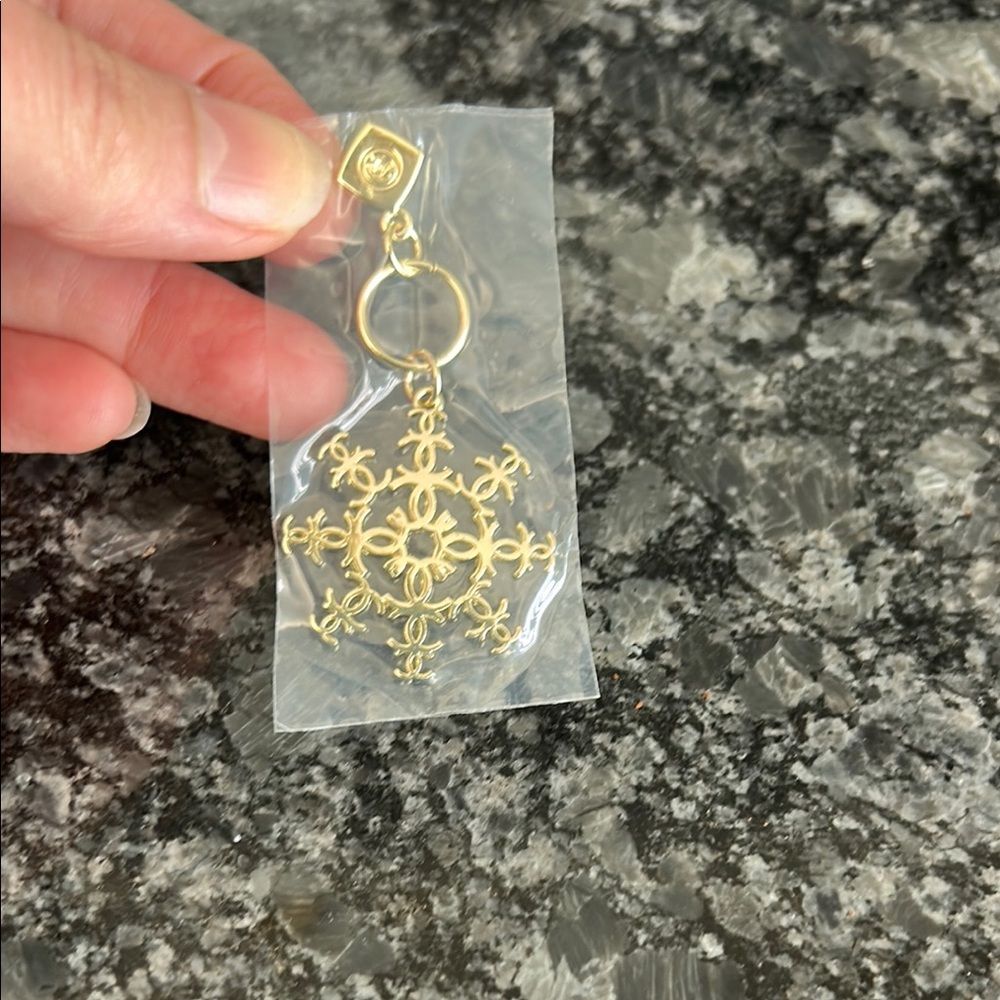 CHANEL Gold Key & Card Holder with Intricate Design - Picture 2 of 3